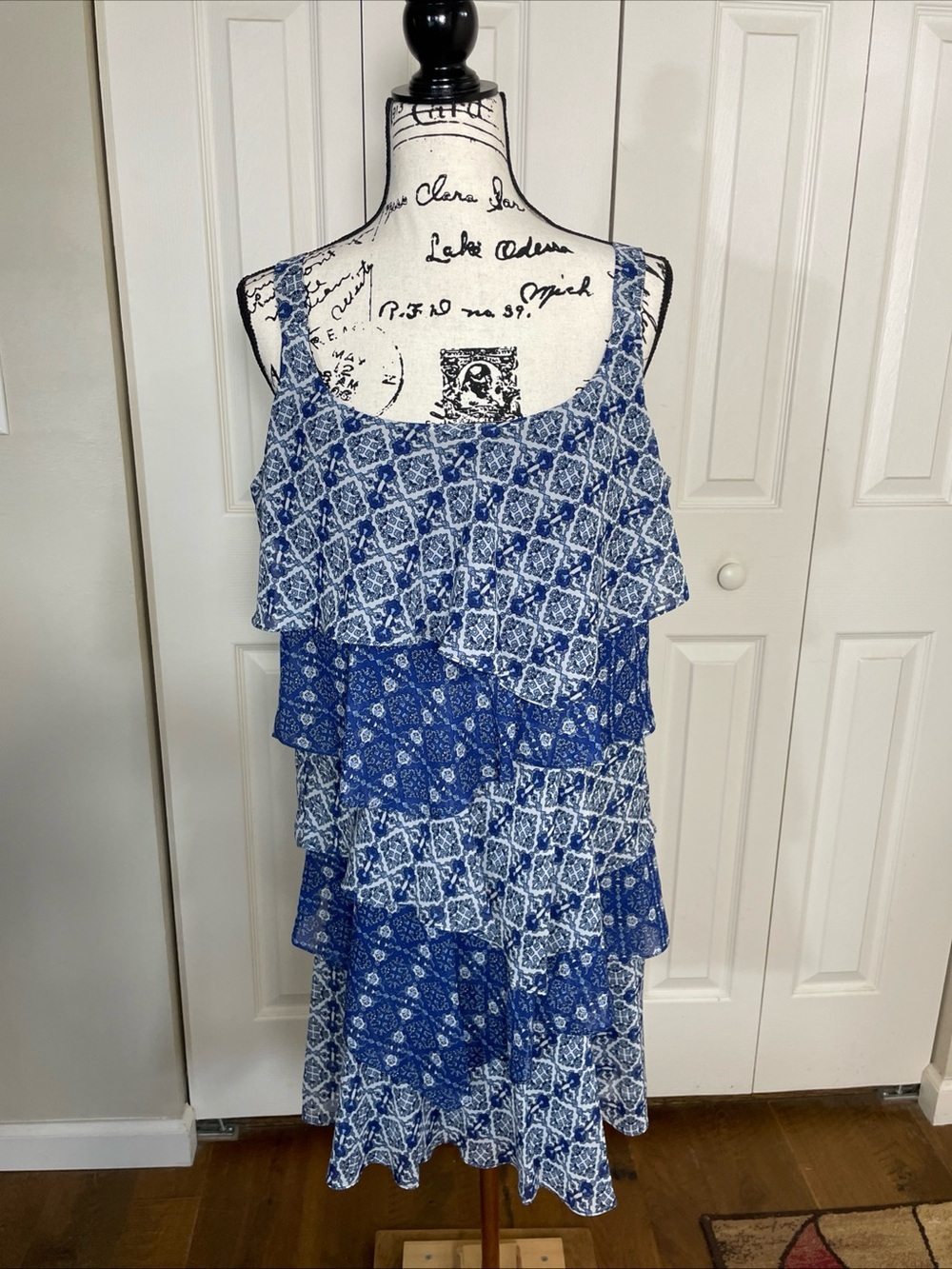 Bethany blue white flowy boho tiered   sleeveless dress Women’s Size Eight